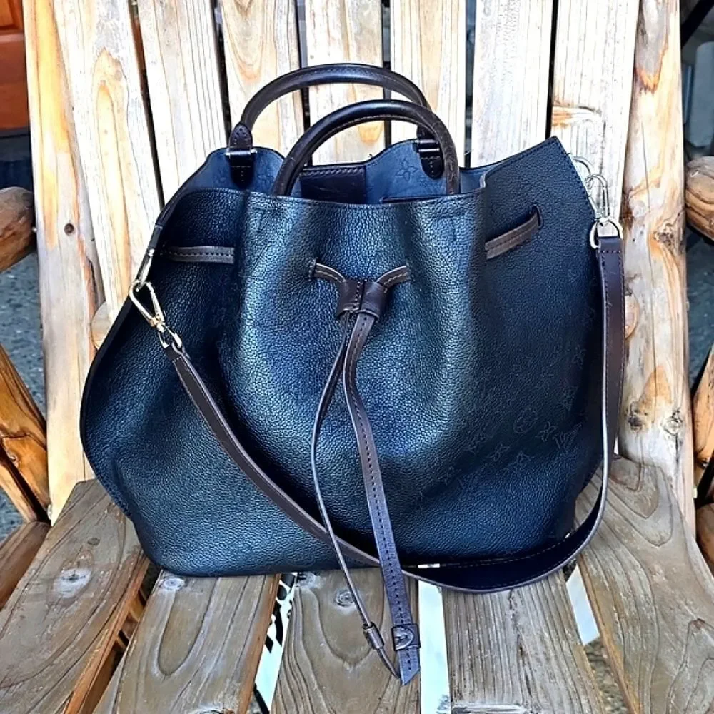 Louis Vuitton GIROLATA MAHINA NOIR Bag, Excellent Condition!NWT. Microchipped!